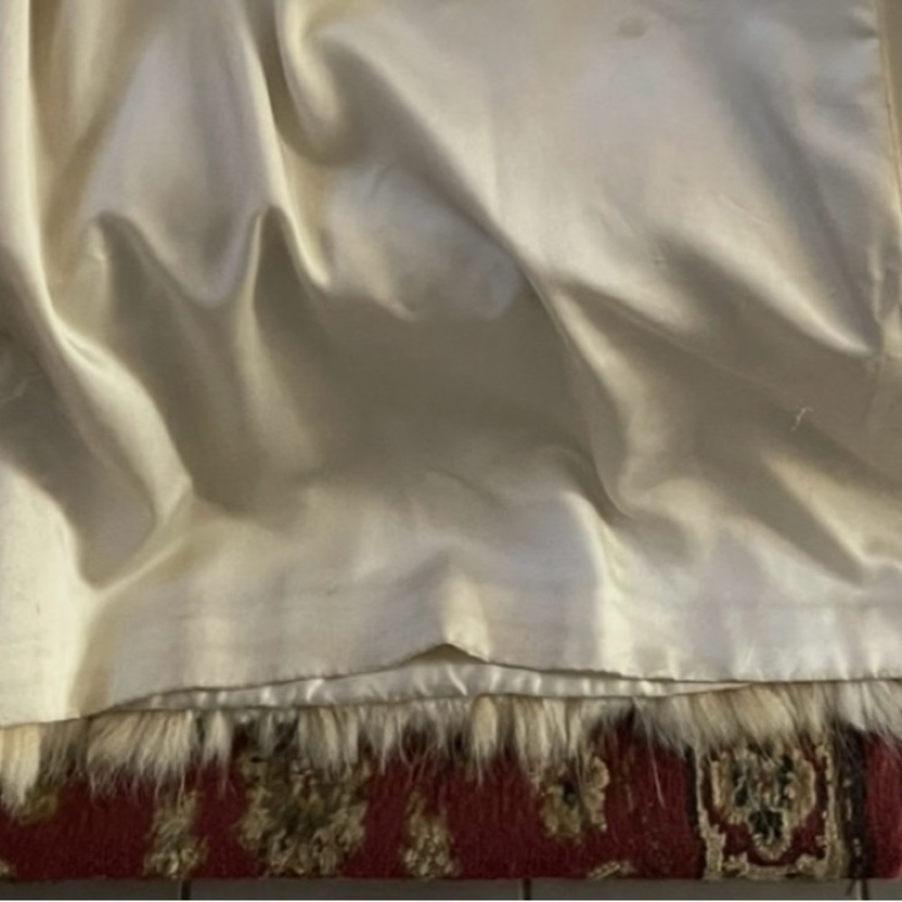Elegant White Fox Fur Coat With Brownish Fur Markings - Picture 11 of 11